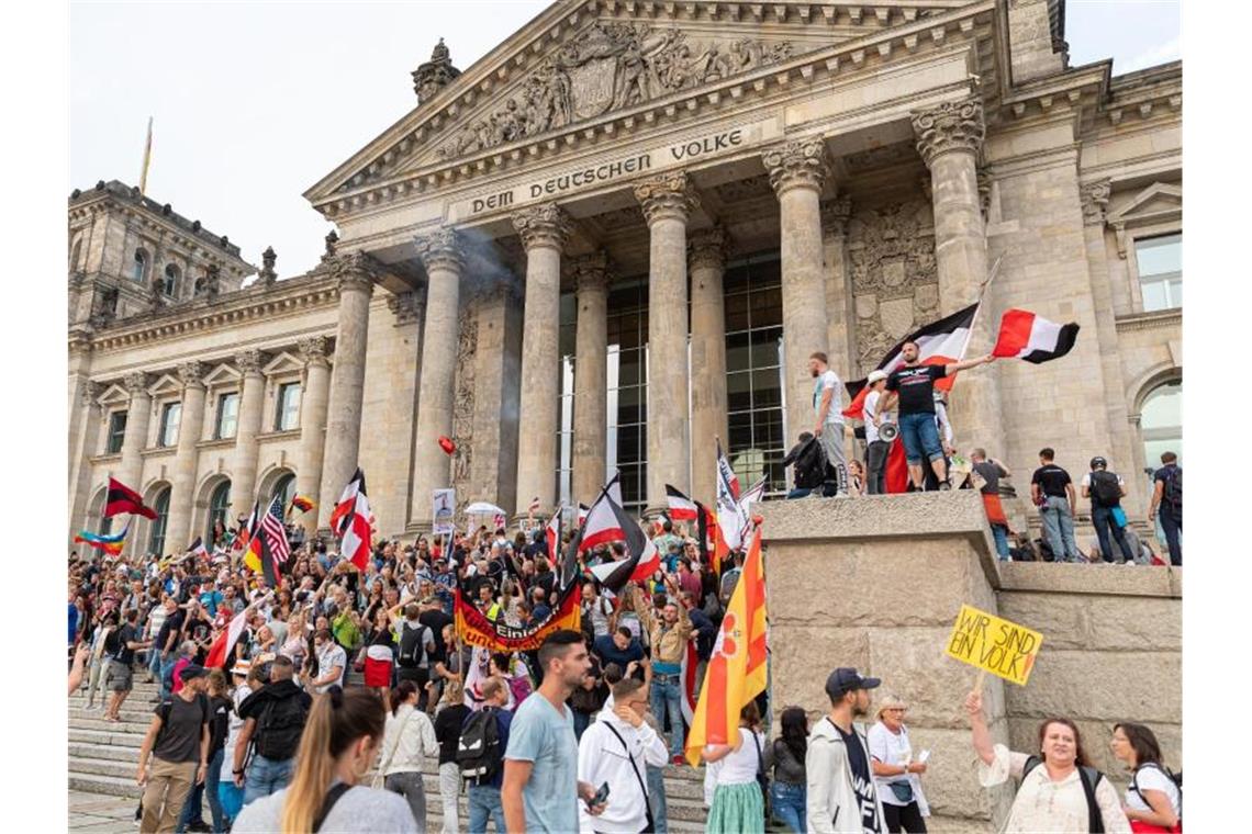 Mehrere Hundert Demonstranten hatten am 29. August Absperrgitter am Reichstagsgebäude überrannt und sich lautstark vor dem Besuchereingang aufgebaut. Foto: Achille Abboud/NurPhoto/dpa