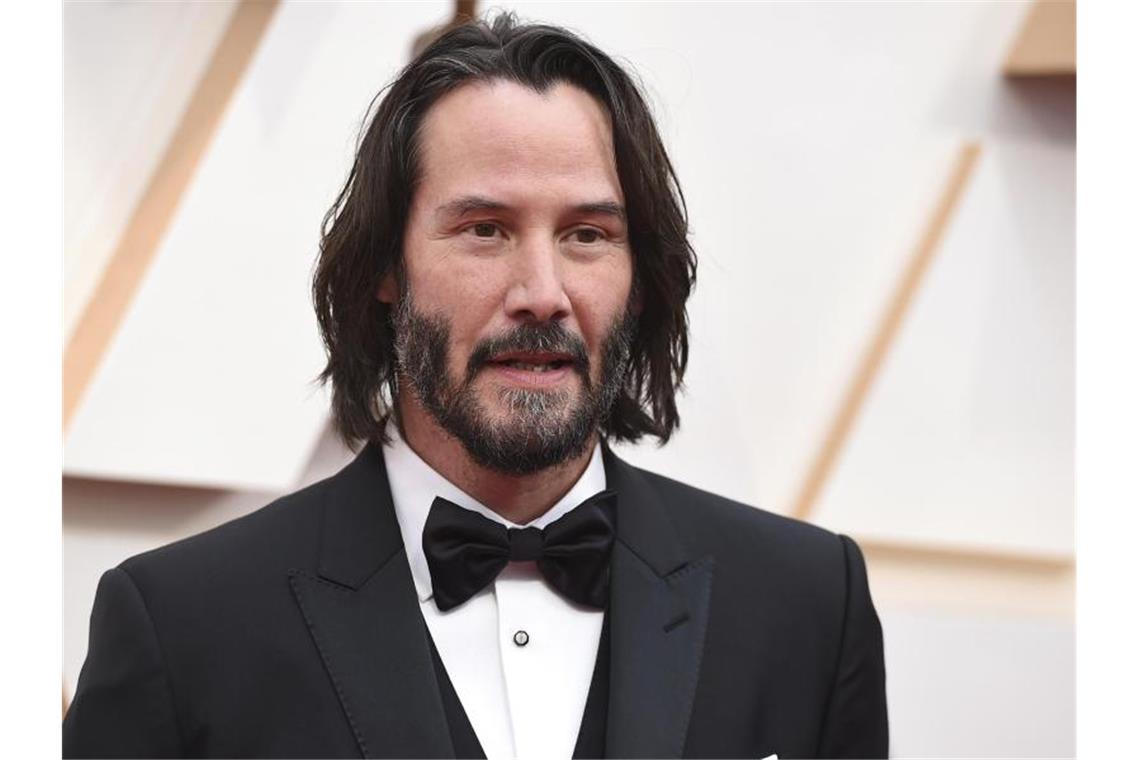 „Matrix“-Party im Studio Babelsberg - Dreharbeiten? Mehrere hundert Leute feiern im Filmstudio in Corona-Zeiten eine Party - laut Darstellung des Studios Babelsberg war das Teil eines Drehs für den Film „Matrix“ mit Keanu Reeves. Foto: Jordan Strauss/Invision/AP/dpa