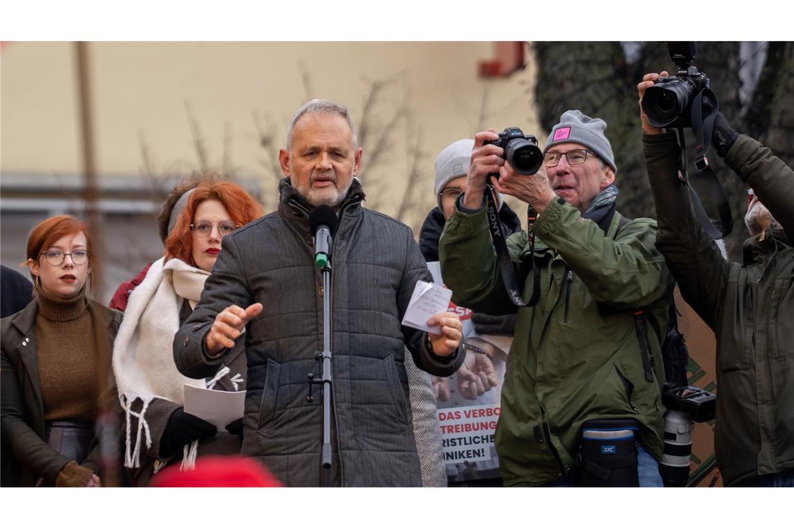 Mehrere hundert Menschen demonstrierten vor der Verhandlung