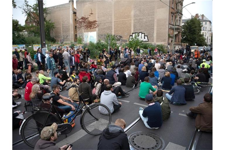 Mehrere hundert Menschen nahmen an einer Mahnwache an der Stelle teil, an der vier Menschen bei einem Verkehrsunfall gestorben waren. Foto: Paul Zinken