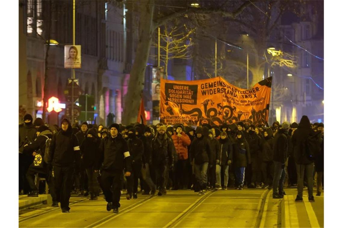 Mehrere hundert Menschen protestierten gegen das Indymedia-Verbot. Foto: Sebastian Willnow/dpa-Zentralbild/dpa