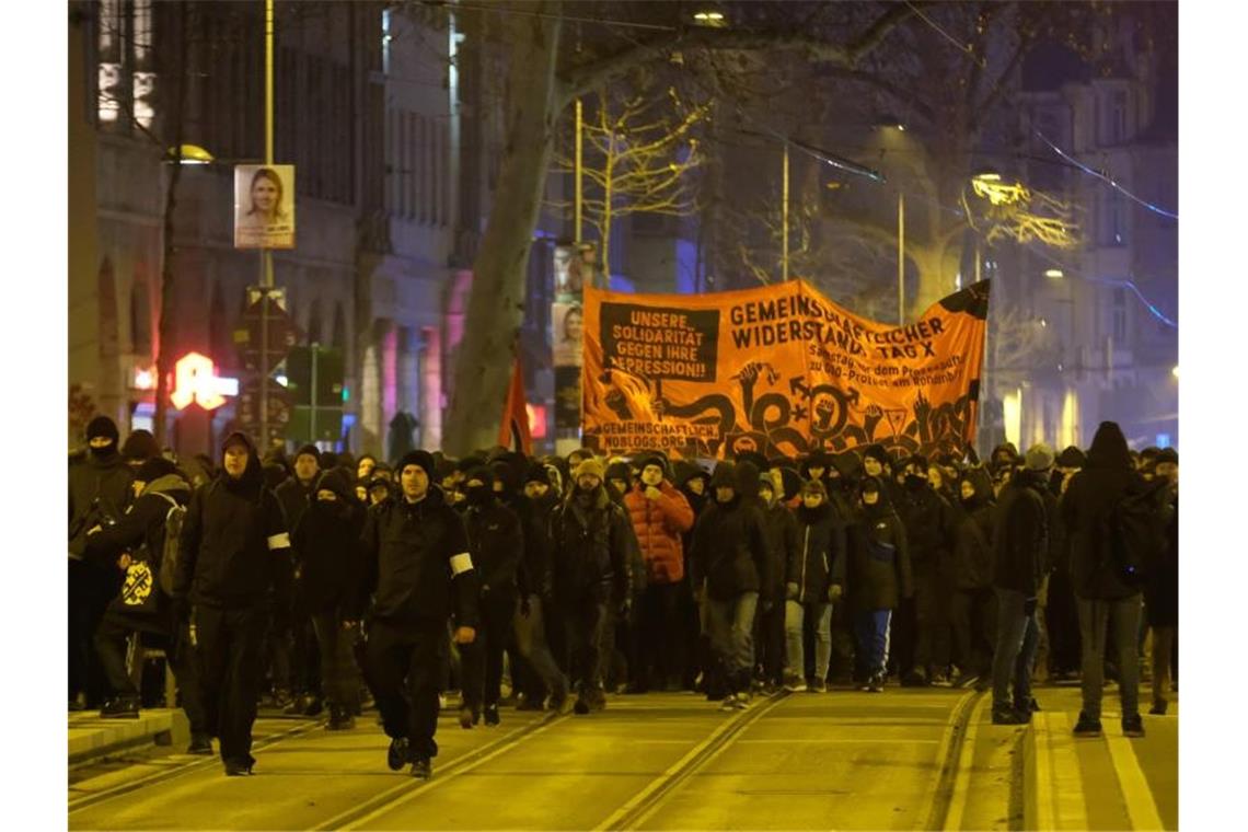 Steine auf die Polizei: Indymedia-Demo in Leipzig eskaliert