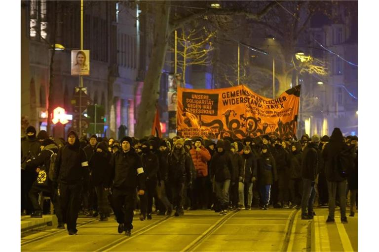 Mehrere hundert Menschen protestierten gegen das Indymedia-Verbot. Foto: Sebastian Willnow/dpa-Zentralbild/dpa