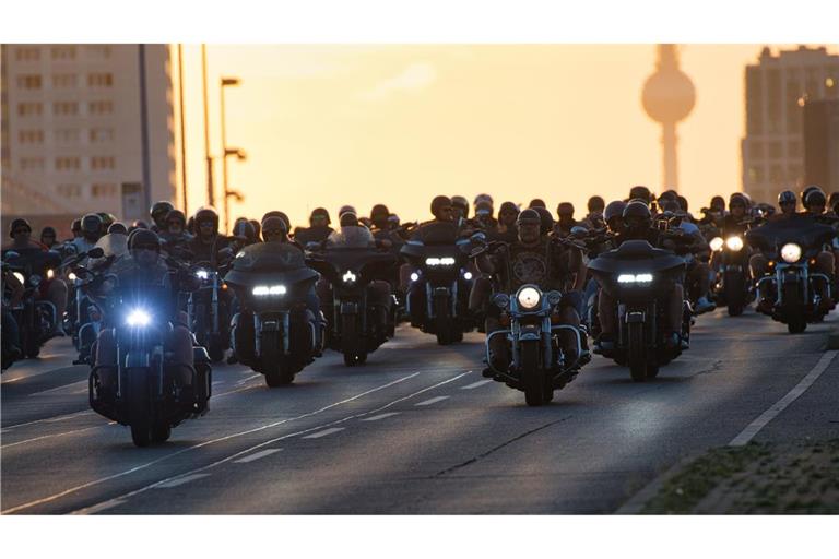 Mehrere hundert Motorradfahrer fahren auf der Berliner Lichtenberg-Brücke stadtauswärts. E-Motorräder haben es bei Bikern eher schwerer (Symbolfoto).