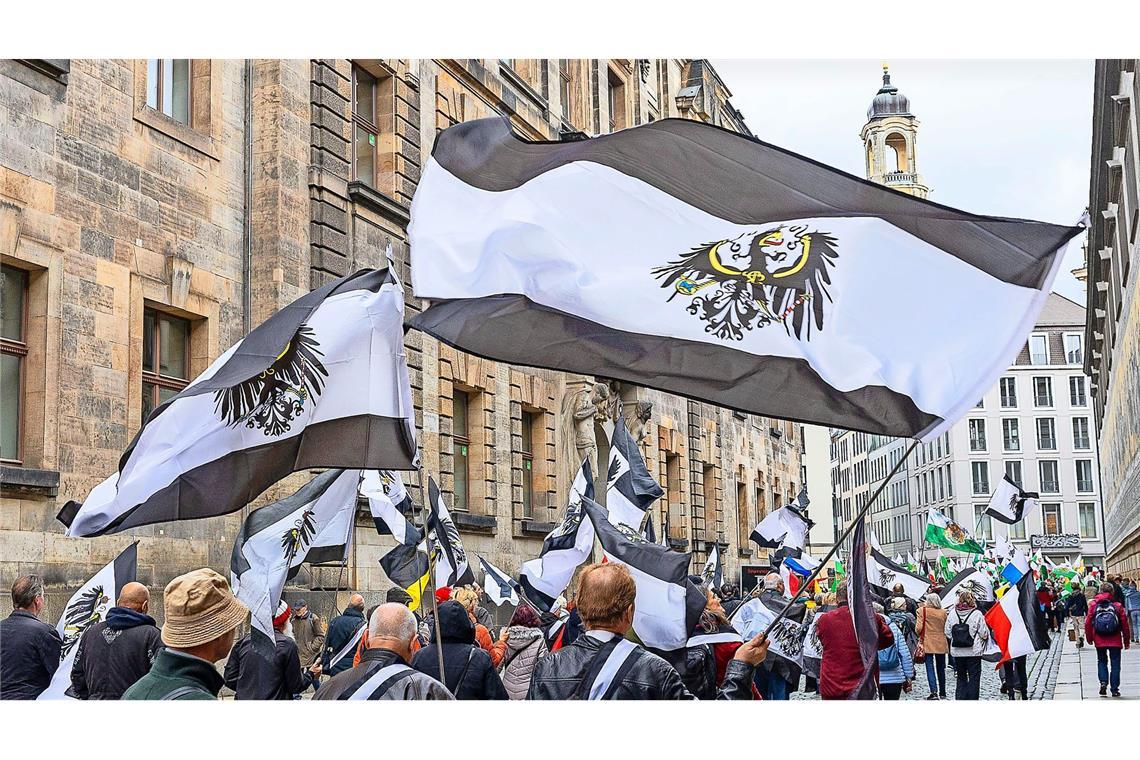 Zahlreiche Reichsflaggen schwenken in der Innenstadt Mehrere hundert „Reichsbürger“ und „Selbstverwalter“ haben sich zu einer Kundgebung versammelt. (Archivbild)