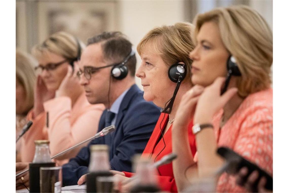 Mehrere Kabinettsmitglieder begleiten die Kanzlerin: Forschungsministerin Anja Karliczek (v.l.), Außenminister Heiko Maas, Angela Merkel und Agrarministerin Julia Klöckner. Foto: Michael Kappeler/dpa