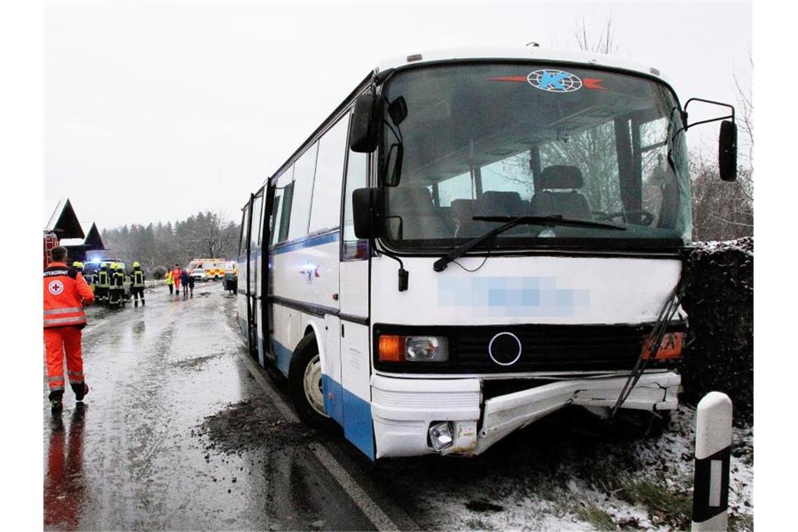 Mehrere Kinder sind bei einem Schulbus-Unfall in Oberbayern verletzt worden. Foto: Josef Reisner/dpa