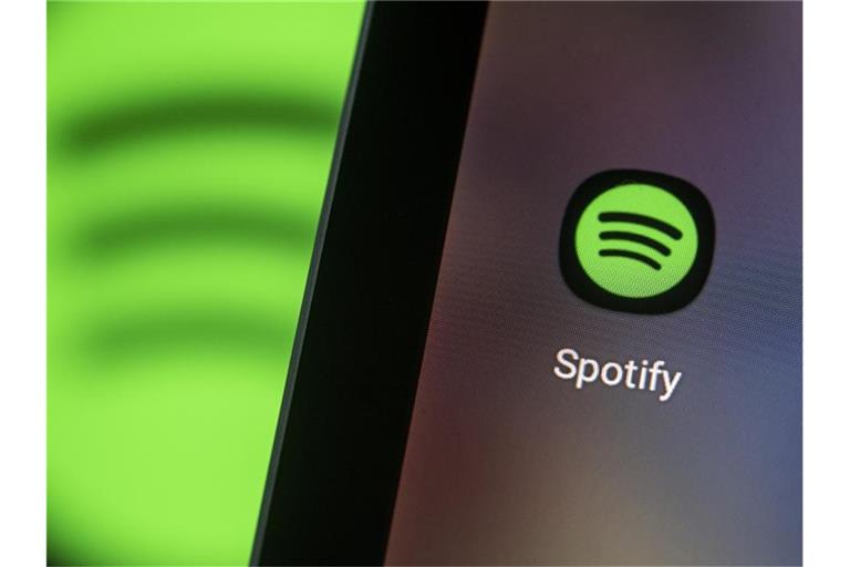 Mehrere Künstler, darunter Neil Young und Joni Mitchell, wollen ihre Musik von Spotify abziehen. (Archivbild). Foto: Fabian Sommer/dpa
