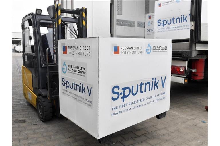 Mehrere Länder-Regierungschefs sprchen sich für eine rasche Zulassung des russischen Vakzins Sputnik V aus. Foto: Zoltan Mathe/MTI/AP/dpa