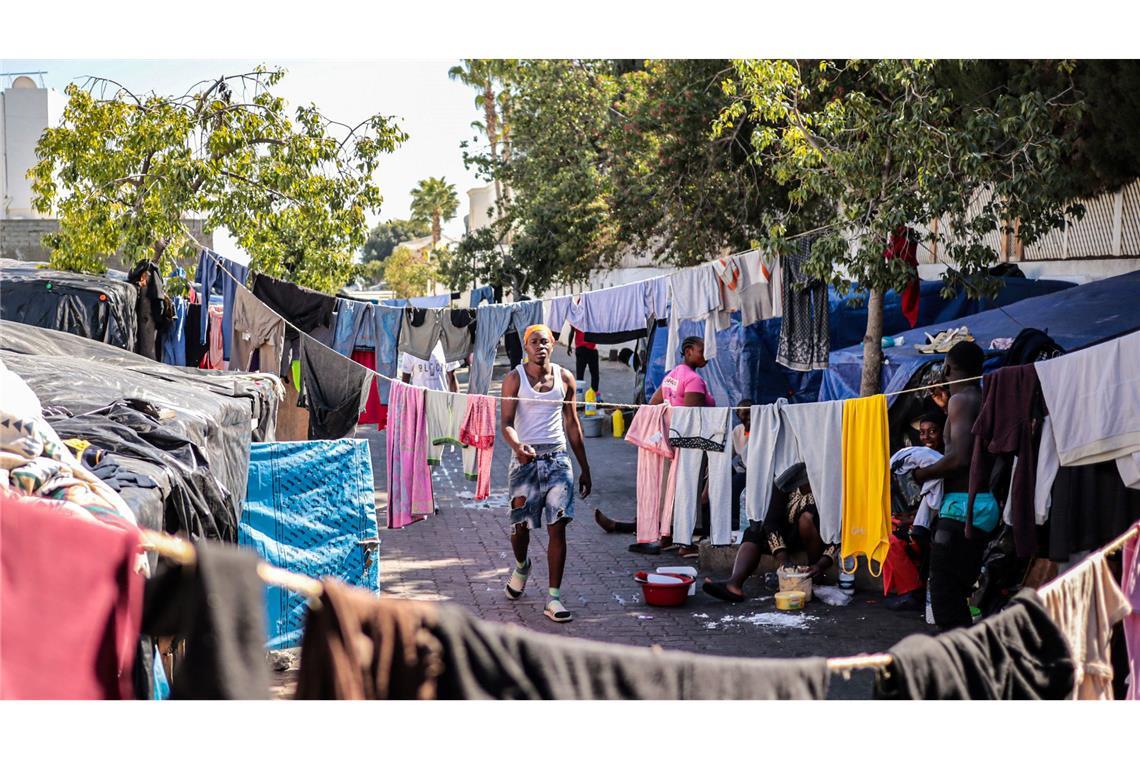 Gefangen im Transit: Düsterer Alltag der Migranten in Tunis Mehrere Lager, in dem Migranten unterkommen, wurden von Sicherheitskräften aufgelöst. (Archivbild)