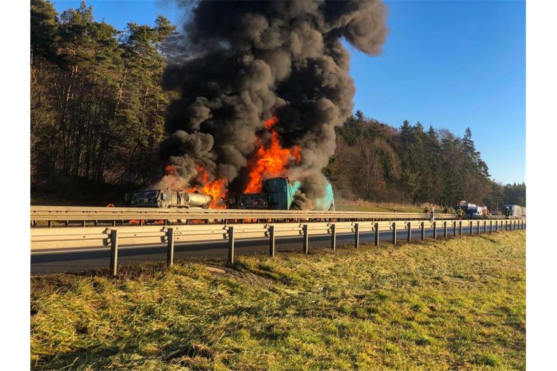 Mehrere Lastwagen stehen auf der Autobahn 3 bei Parsberg in Flammen. Zuvor war ein Lastwagen in einen Konvoi von US-Militärfahrzeugen gefahren. Foto: Markus Rath/Mittelbayerische Zeitung/dpa