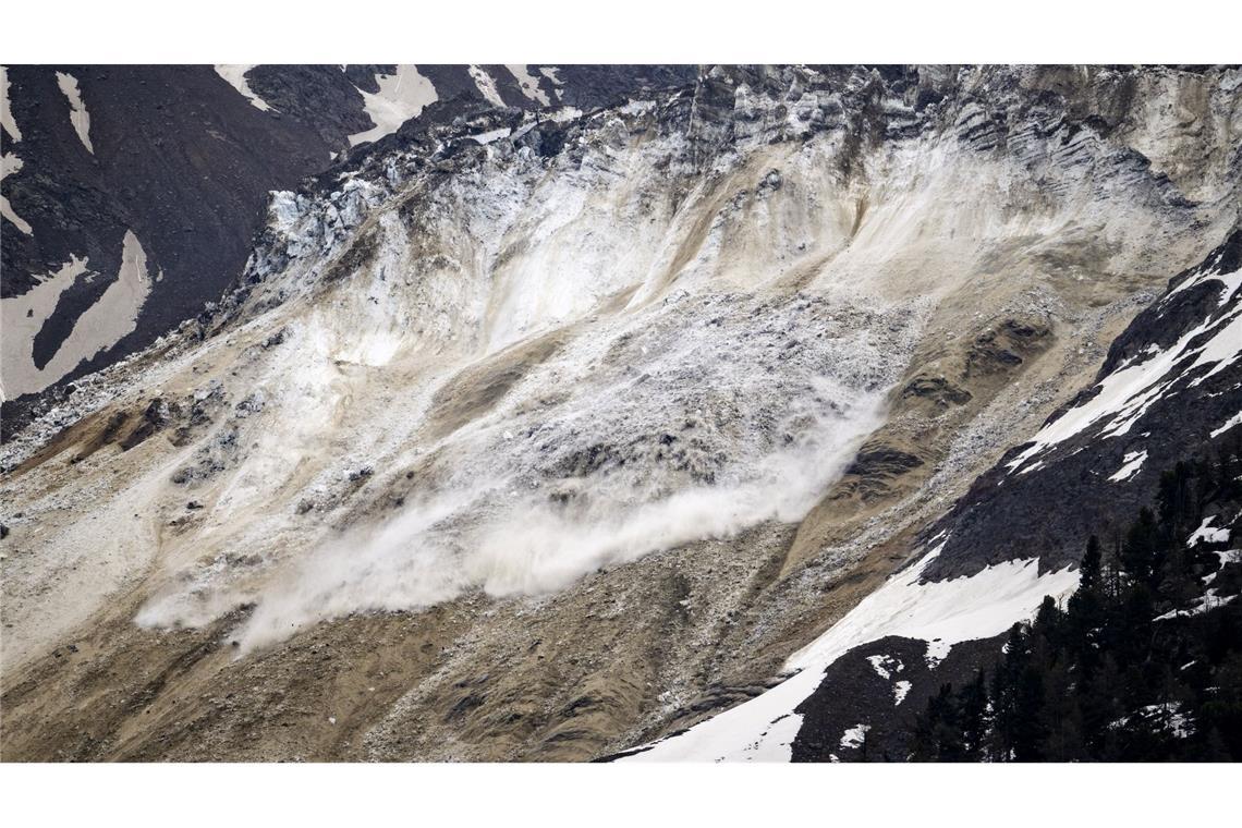 Gletschersturz begräbt Dorf im Wallis - eine Person vermisst Mehrere Lawinen mit Gletscher-, Schnee- und Nebeltrümmern gingen vom Birchgletscher im Lötschental ab.