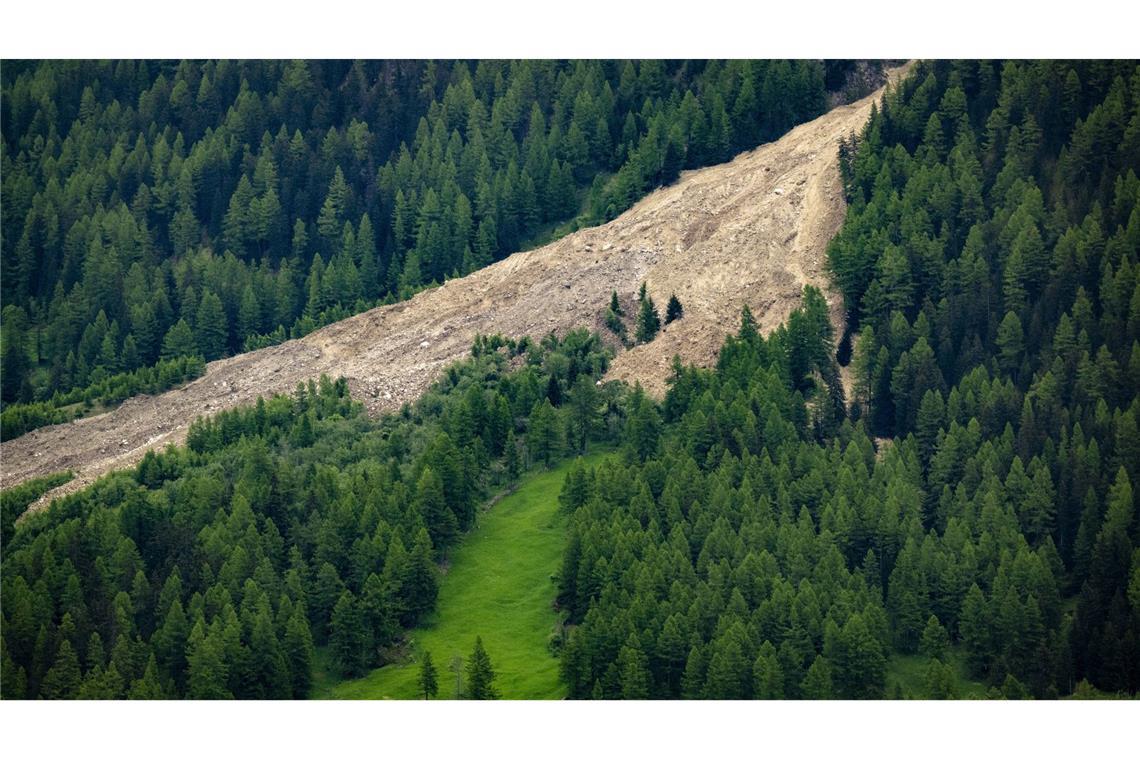 Mehrere Lawinen mit Gletscher-, Schnee- und Nebeltrümmern gingen vom Birchgletscher im Lötschental ab.