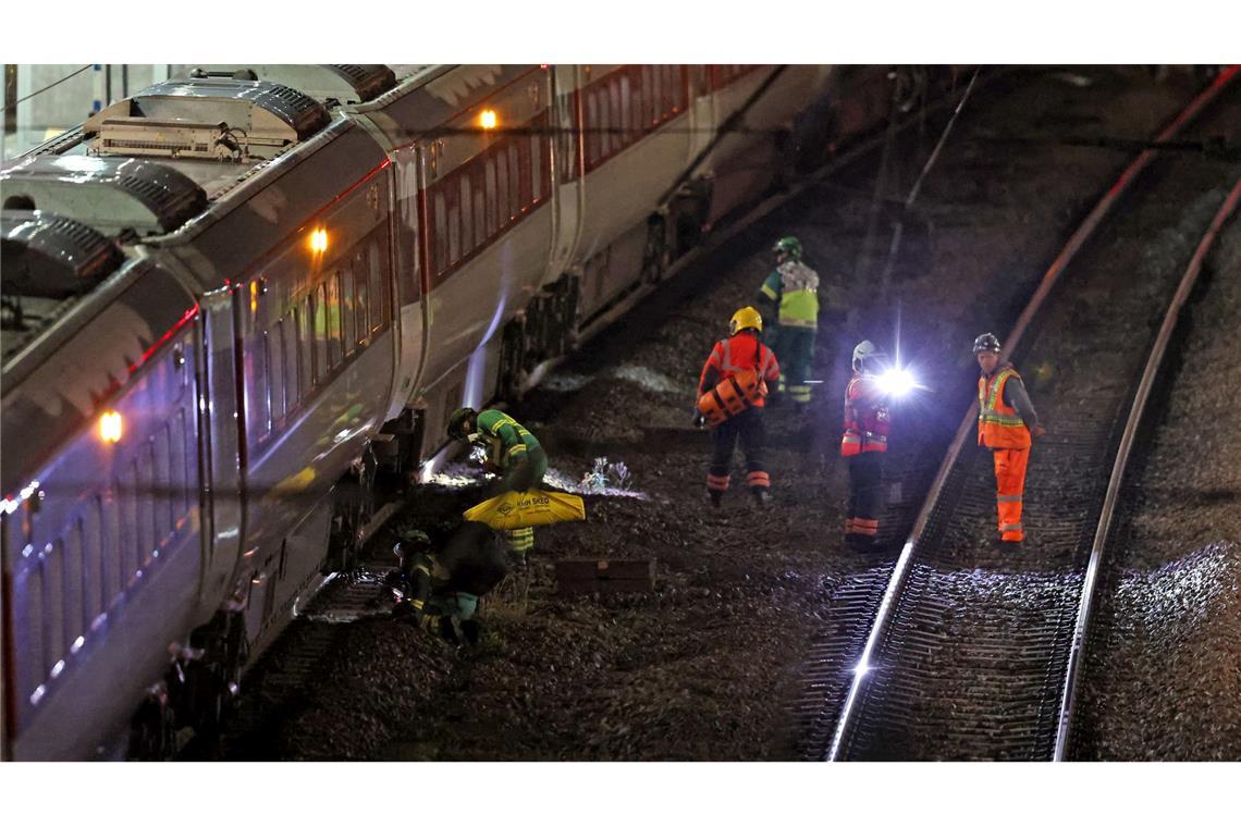 Mehrere Menschen sind bei einem Angriff in einem Zug in England verletzt worden.