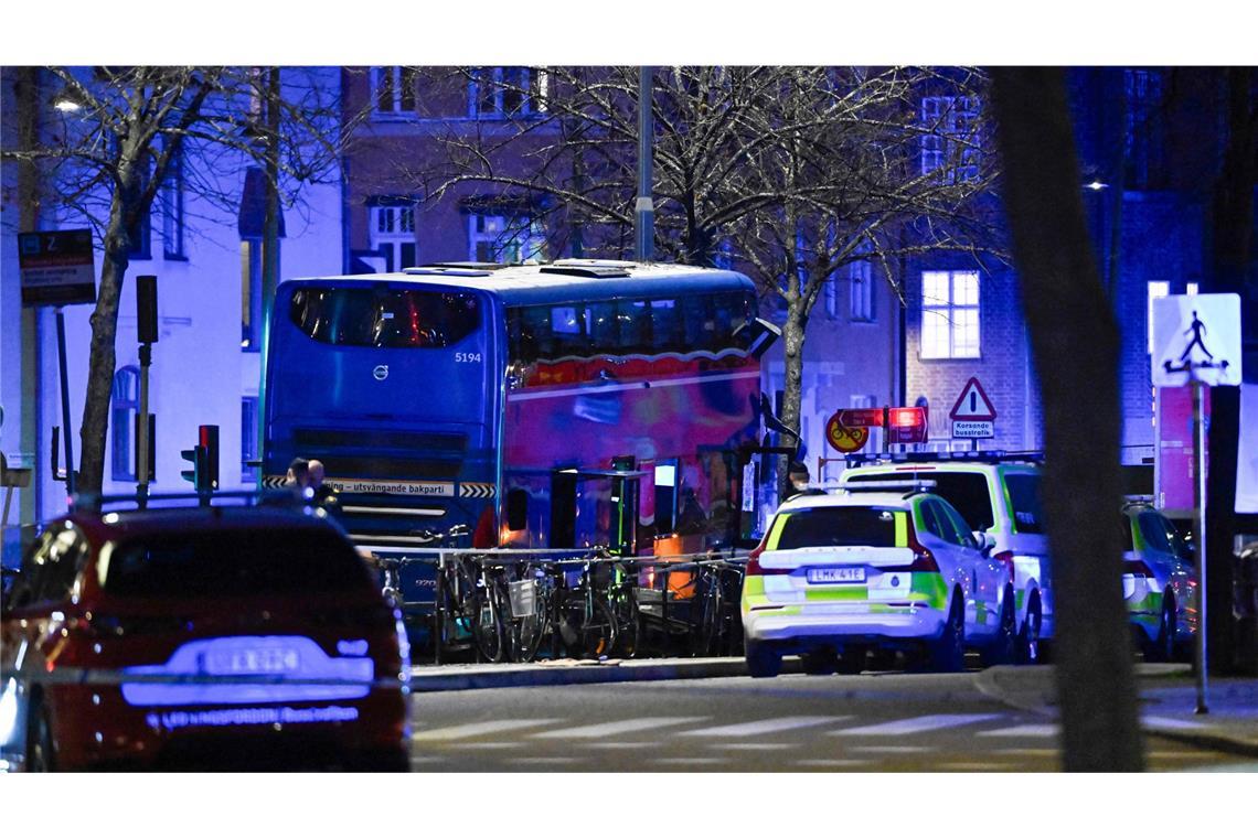 Mehrere Menschen sind in Stockholm von einem Bus erfasst worden.