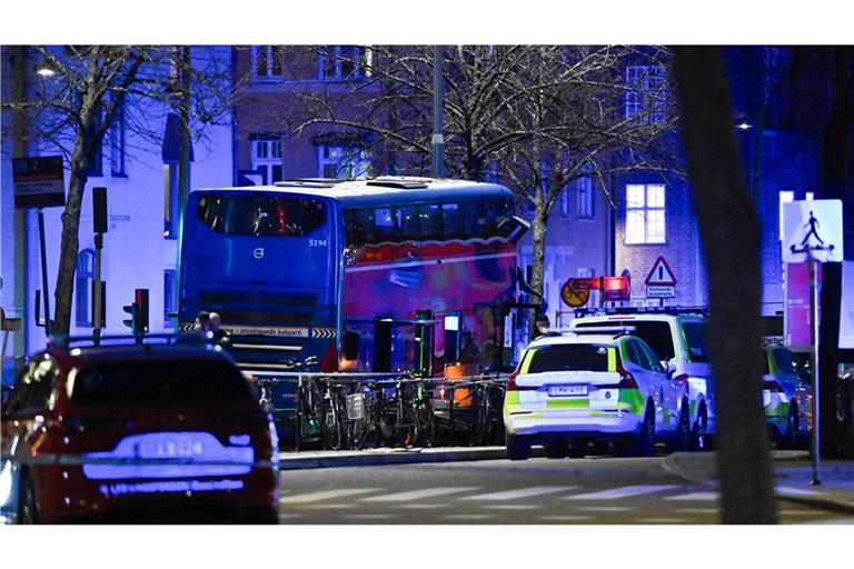 Mehrere Menschen sind in Stockholm von einem Bus erfasst worden.