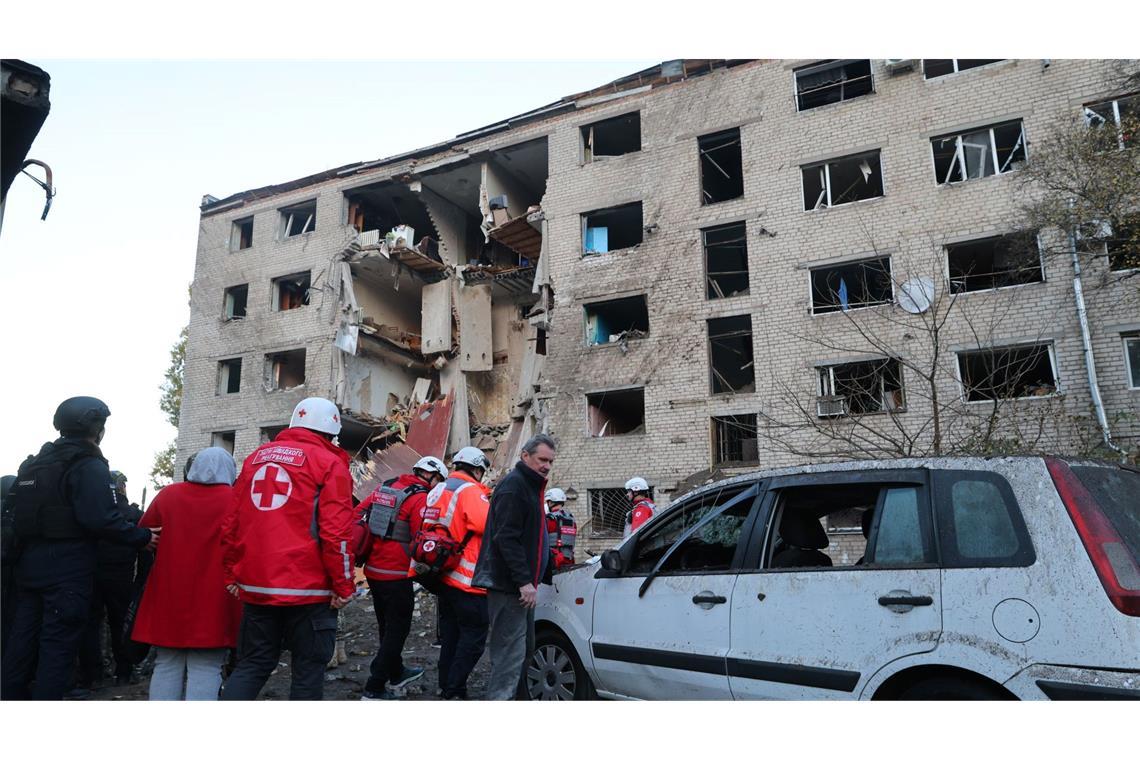 700 Drohnen und Raketen - schwerer russischer Luftangriff Mehrere Menschen stehen in der Stadt Saporischschja nach den russischen Angriffen ohne Wohnraum da.
