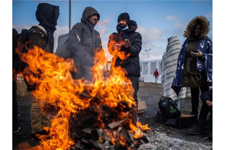 Mehrere Menschen wärmen sich an einem Feuer am Grenzübergang zwischen Polen und der Ukraine. Foto: Alejandro Martínez Vélez/EUROPA PRESS/dpa