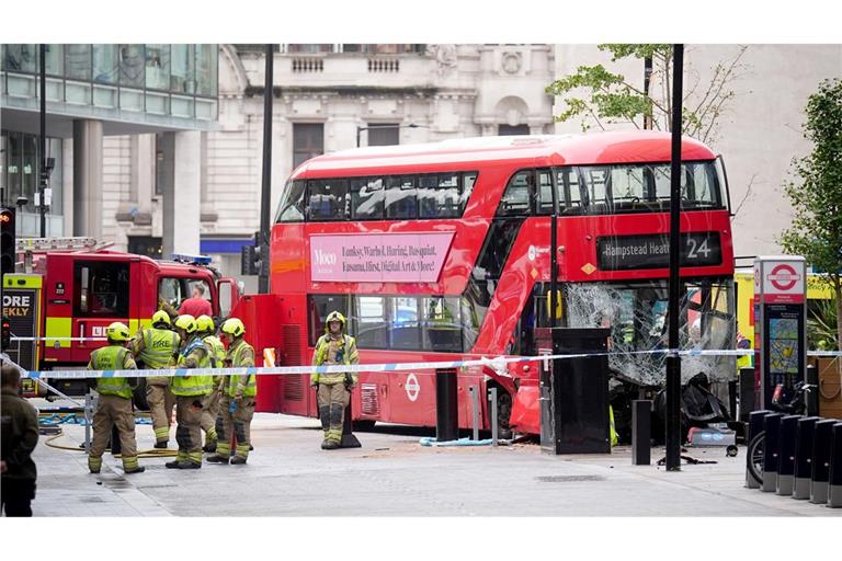 Mehrere Menschen wurden verletzt, als der Bus nahe dem Bahnhof Victoria Station von der Straße abkam.
