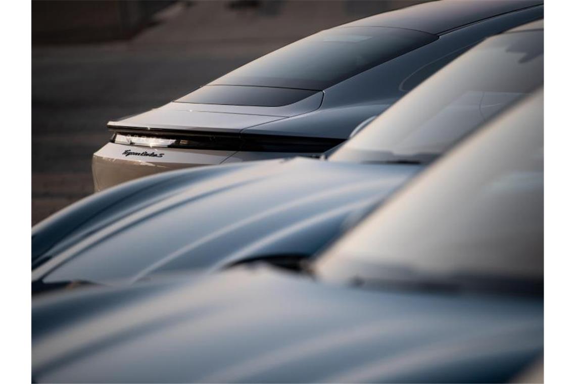 Mehrere Porsche Taycan stehen nebeneinander. Foto: Sebastian Gollnow/dpa