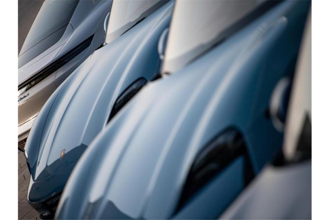 Porsche ruft weltweit 43.000 E-Sportwagen zurück Mehrere Porsche Taycan stehen während einer Präsentation nebeneinander. Foto: Sebastian Gollnow/dpa