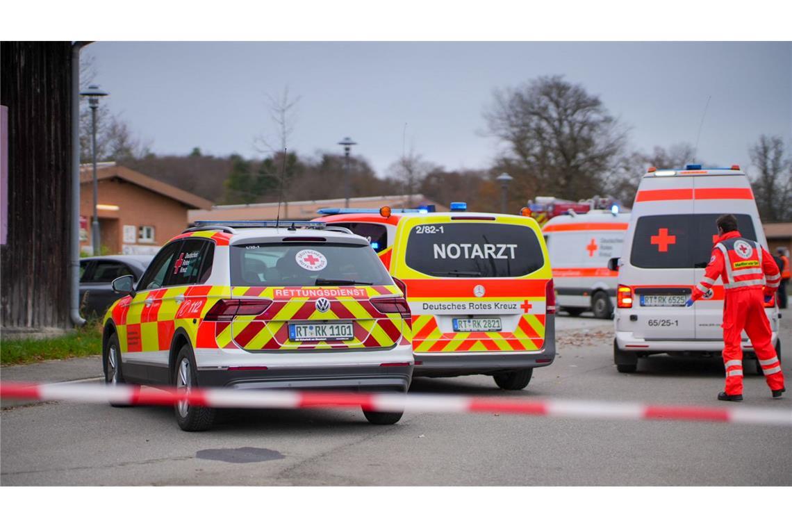 Auto fährt in einen Fußgänger - vier Verletzte Mehrere Rettungskräfte eilten zu dem Unfallort.