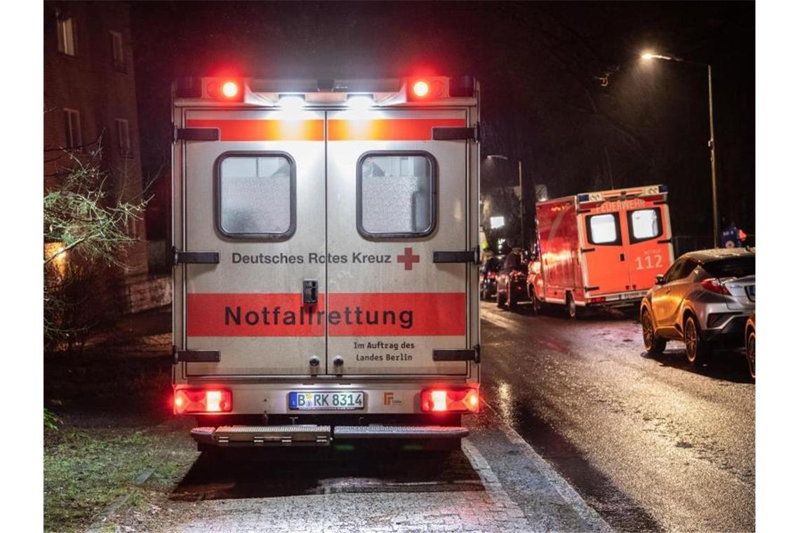 Mehrere Rettungswagen kümmern sich nach dem Brand in Berlin-Kladow um die Bewohner des Pflegeheims. Foto: Paul Zinken/dpa-Zentralbild/dpa