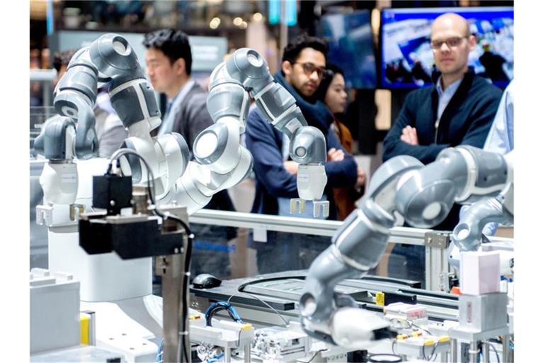 Mehrere Roboter bewegen sich am Stand des Unternehmens Haier Cosmoplat auf der Hannover Messe. Foto: Hauke-Christian Dittrich/dpa