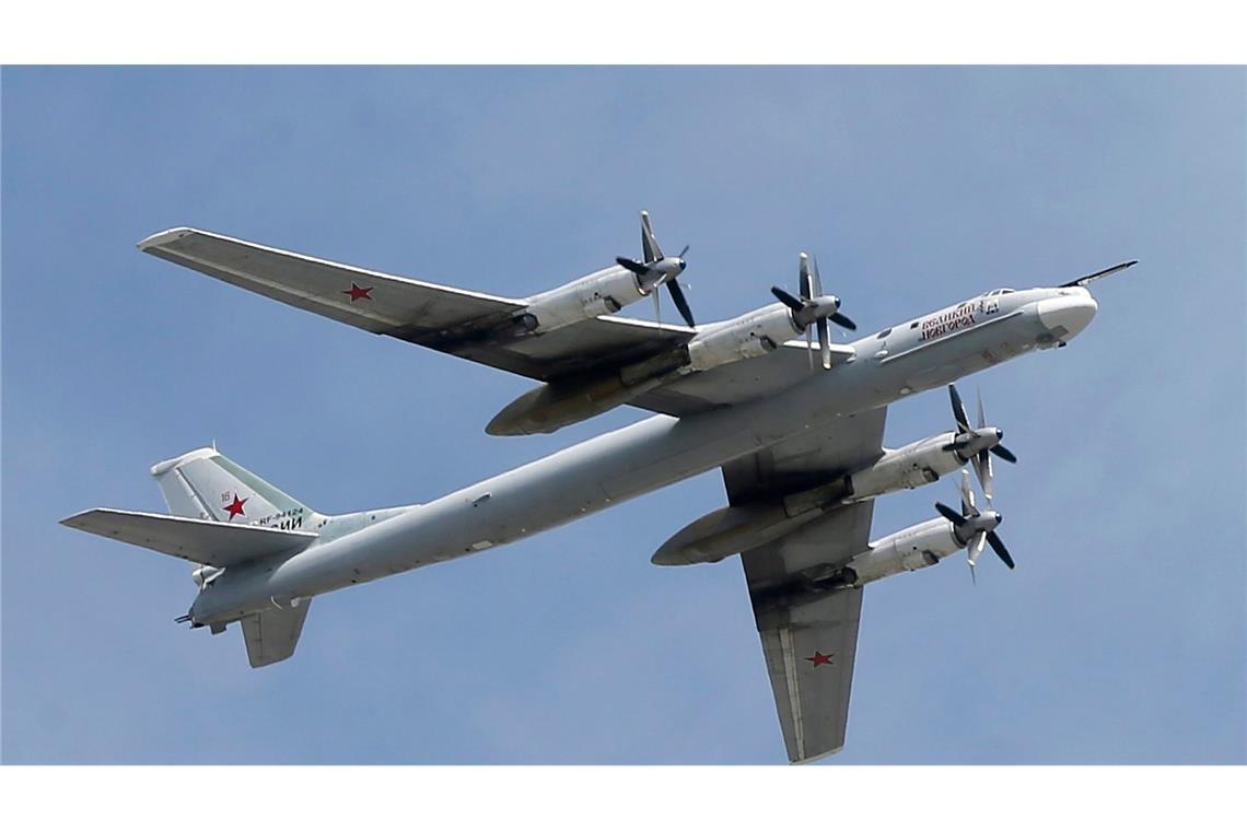 Ukraine und Russland einigen sich auf Gefangenenaustausch Mehrere russische Langstreckenbomber Tu-95 sollen durch einen ukrainischen Drohnenangriff zerstört worden sein. (Archivbild)