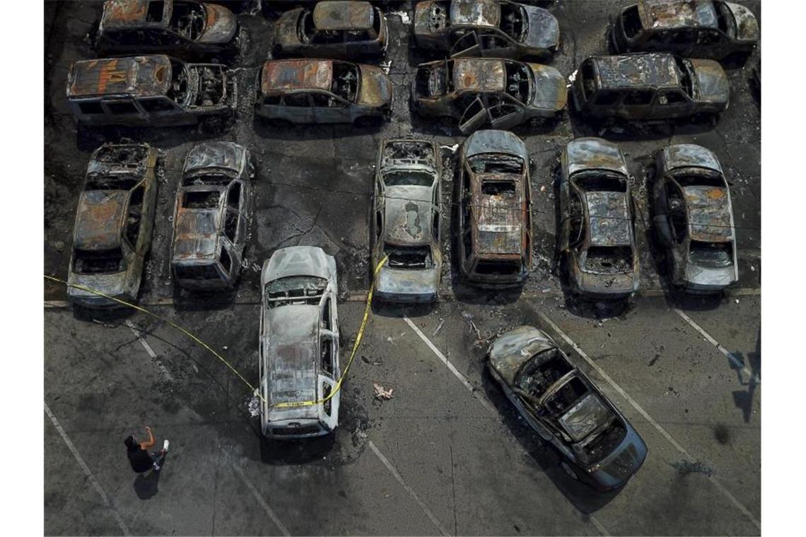 Mehrere Schüsse in den Rücken eines Schwarzen bei einem Polizeieinsatz im US-Bundesstaat Wisconsin haben Entsetzen und Protest ausgelöst. Dabei wurden auch Autos in Brand gesetzt. Foto: Morry Gash/AP/dpa