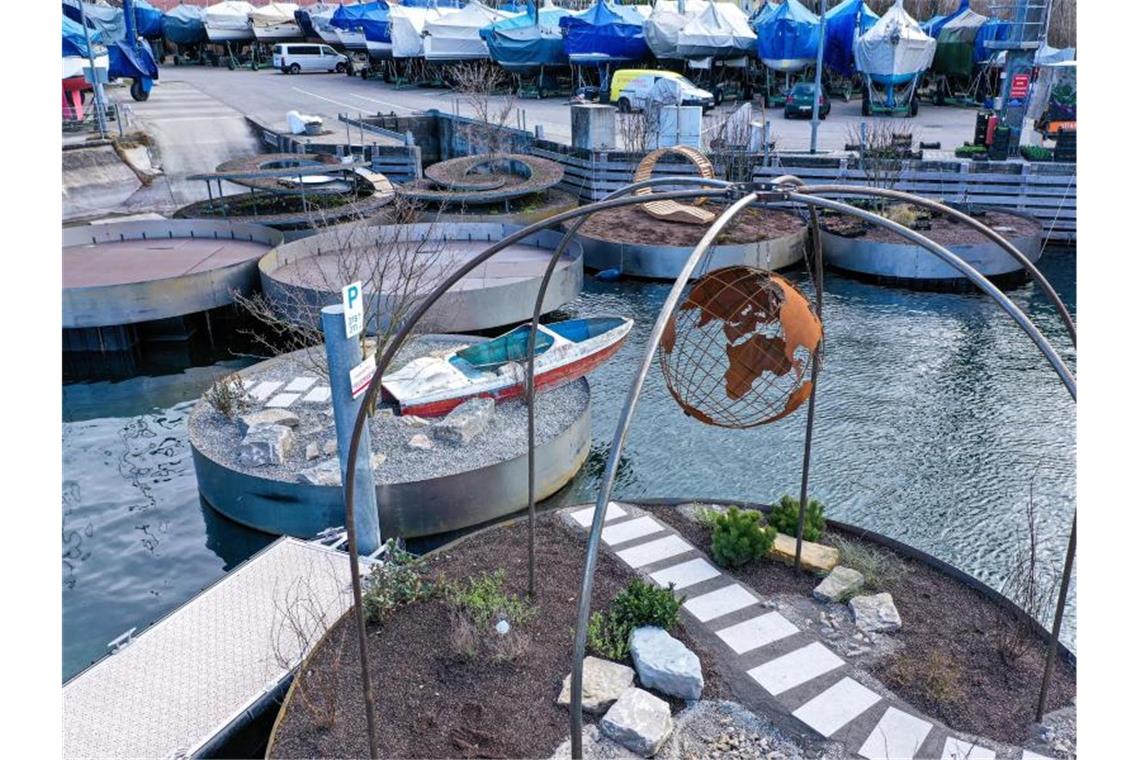 Landesgartenschau richtet Blumeninseln im Bodensee ein Mehrere schwimmende Gärten liegen im Yachthafen Ost. Foto: Felix Kästle/dpa
