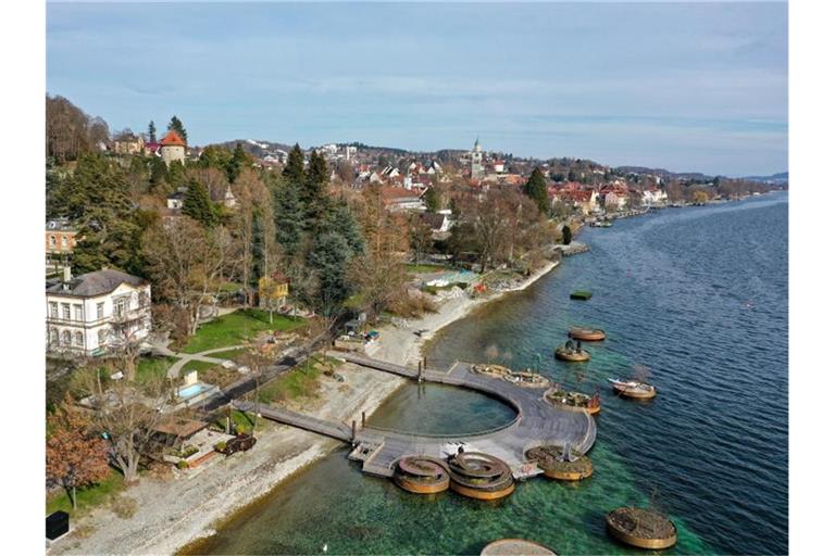 Mehrere schwimmende Gärten sind am Ufer des Bodensees oder an einem Steg verankert. Foto: Felix Kästle/dpa/Archivbild
