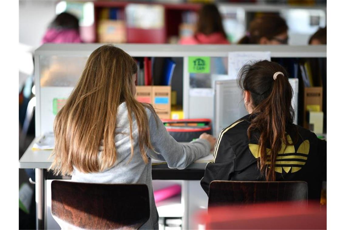 Städtetag kritisiert Qualitätskonzept für Ganztagsschulen Mehrere Siebtklässler lernen in einer Gemeinschafts- und Ganztagsschule in einem Lernzimmer. Foto: Felix Kästle/Archivbild