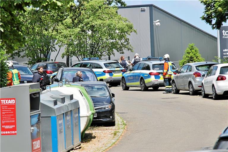 Mehrere Sonderkräfte der Polizei und Beamte des örtlichen Polizeireviers sowie Mitglieder der Feuerwehr waren in der Murrhardter Straße in Backnang im Einsatz. Foto: 7aktuell.de/Kevin Lermer