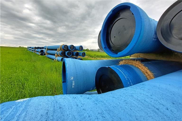 Mehrere Stapel an Wasserleitungsrohren liegen auf einer Wiese bei Waldrems zum Einbau bereit. Foto: privat