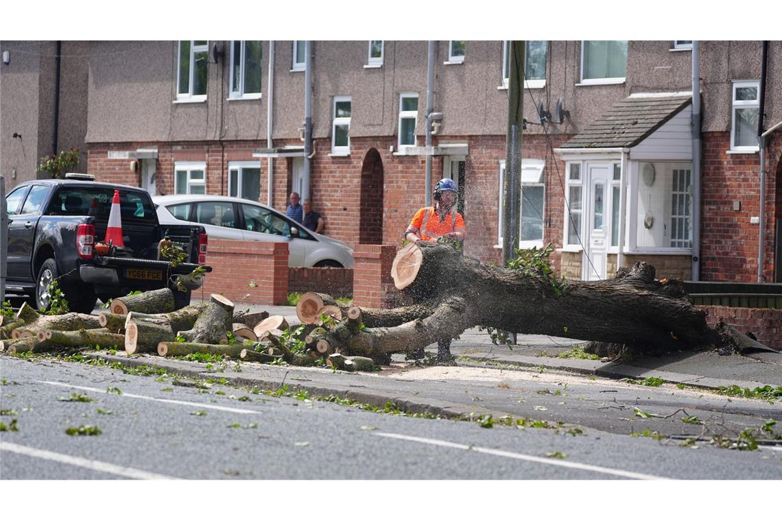 Sturm Floris macht Schotten und Iren das Leben schwer Mehrere Straßen sind gesperrt worden.