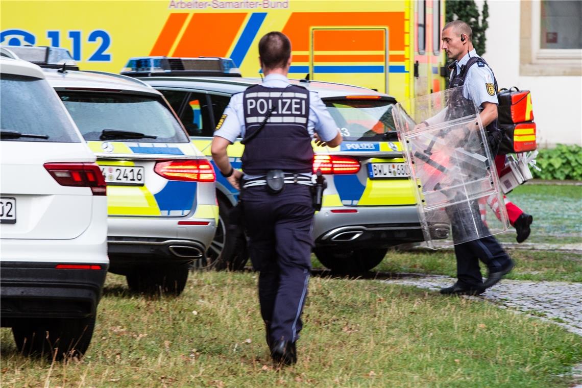 Mann zielt in Waiblingen mit Waffe auf Autos Mehrere Streifen waren nötig, um den Mann im ZfP unter Kontrolle zu bringen. Foto: Benjamin Beytekin