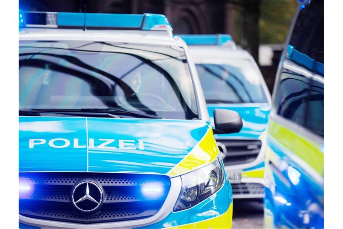 120 Verdächtige nach Stuttgarter Krawallnacht ermittelt Mehrere Streifenwagen der Polizei stehen aufgereiht nebeneinander. Foto: Rolf Vennenbernd/dpa/Symbolbild