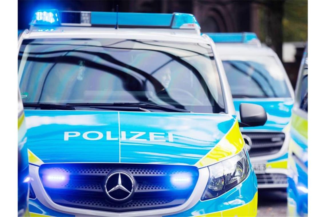Großeinsatz der Polizei wegen verdächtiger Person in Ulm Mehrere Streifenwagen der Polizei stehen aufgereiht nebeneinander. Foto: Rolf Vennenbernd/dpa/Symbolbild