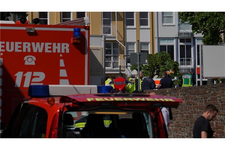 Mehrere Täter haben in Sinzig Geiseln in einer Bank genommen.