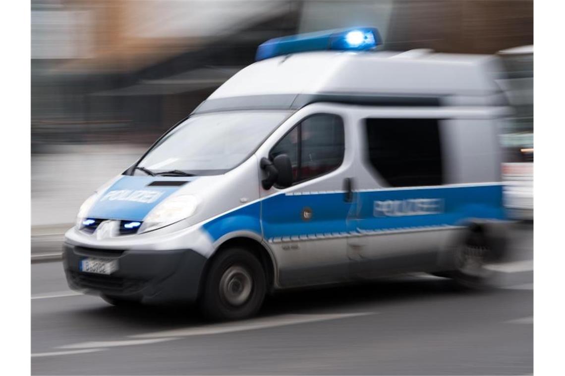 Mehrere Täter sind nach einem Raubüberfall in Berlin-Schöneberg auf der Flucht vor der Polizei (Archiv). Foto: Bernd von Jutrczenka/dpa