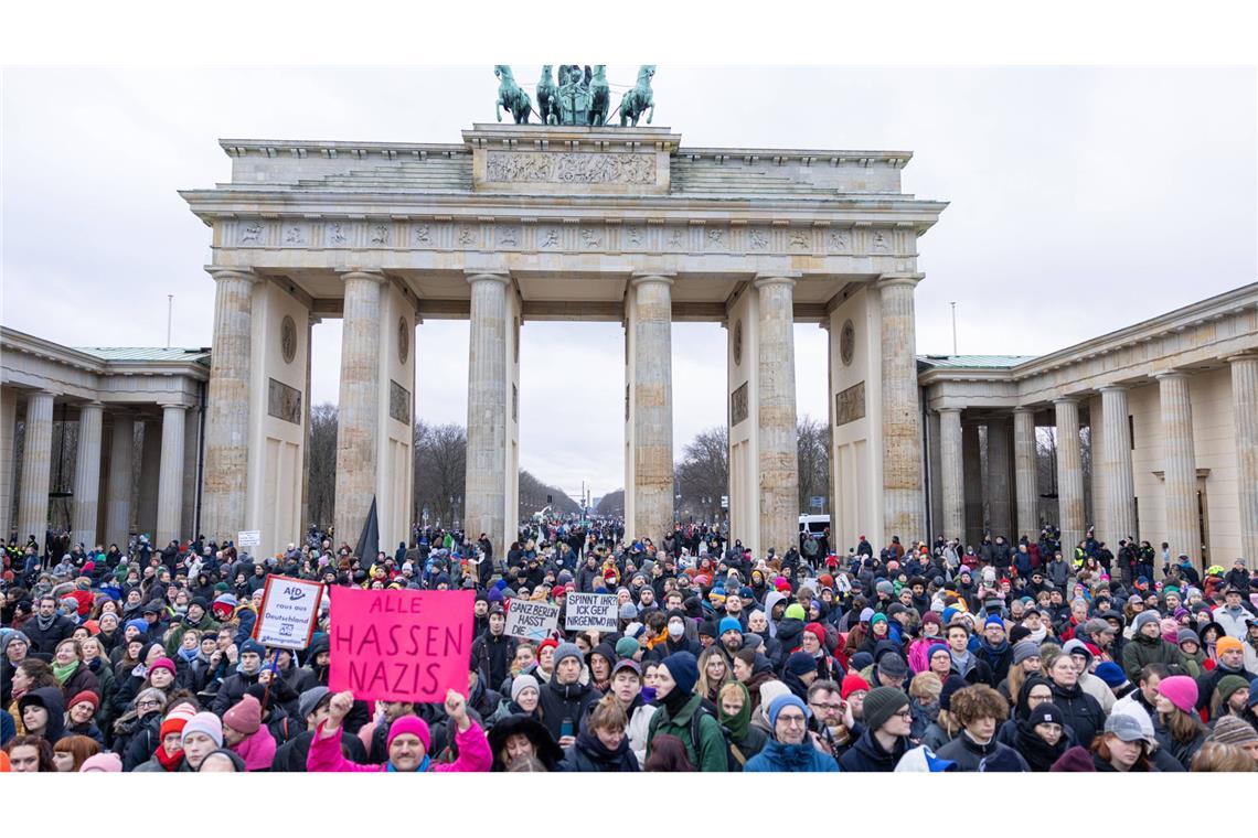 Mehrere tausend Menschen demonstrierten in Berlin gegen Rechtsextremismus.