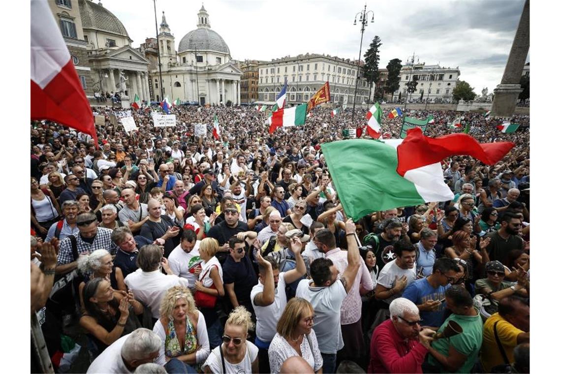 Mehrere Tausend Menschen hatten sich in Rom auf der Piazza del Popolo zu einer Demonstration versammelt. Foto: Cecilia Fabiano/LaPresse/AP/dpa