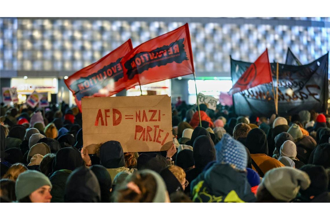 Mehrere Tausend Menschen sind dem Aufruf des Bündnisses „Leipzig nimmt Platz“ zu einer Demonstration gegen Rechts gefolgt. Unter dem Motto "Es reicht! Gegen die faschistischen Deportationspläne von AfD und Werteunion!“ fand die Kundgebung auf dem Leipziger Richard-Wagner-Platz statt.