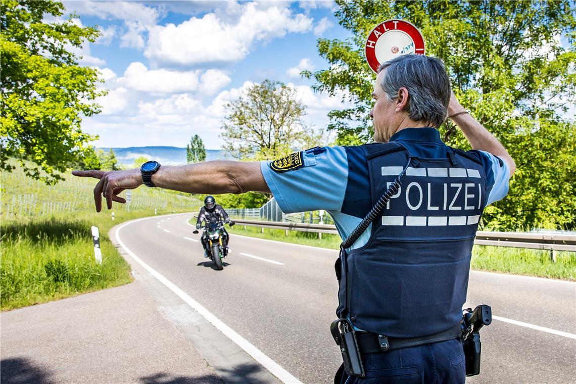 Mehrere Teams der Polizei kontrollieren die Motorräder bei Kernen-Stetten. Foto: Benjamin Beytekin
