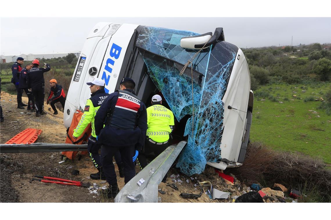 Mehrere Tote gab es bei einem Unfall mit einem Reisebus im Süden der Türkei.