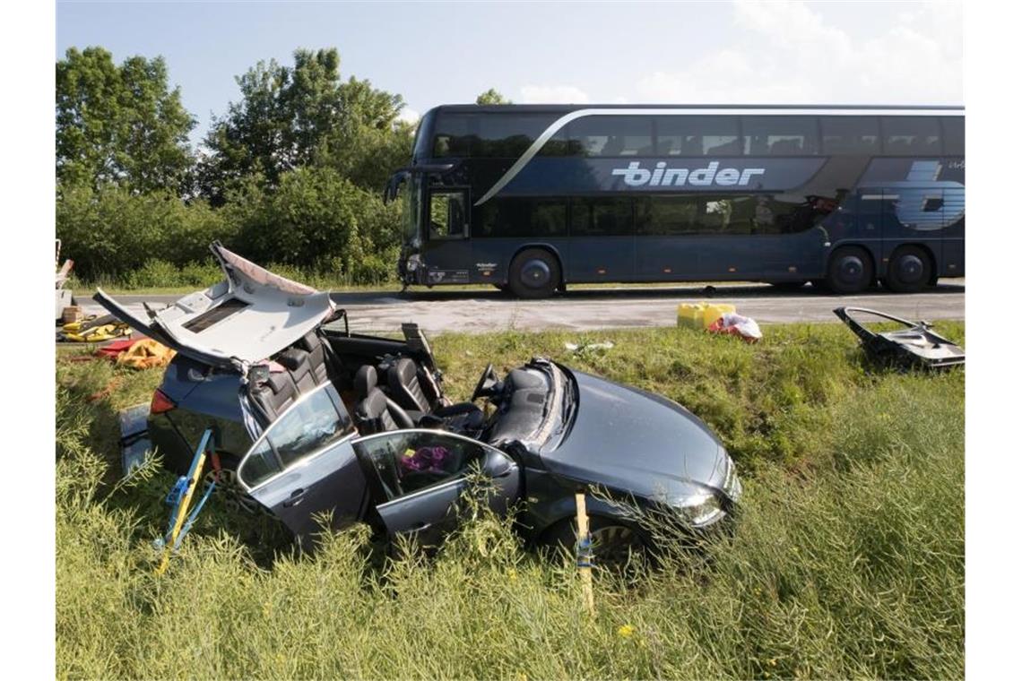 Busunfall mit verletzten Schülern Mehrere Verletzte nach Reisebus-Unfall mit Schülern. Foto: Michael Reichel/Archivbild