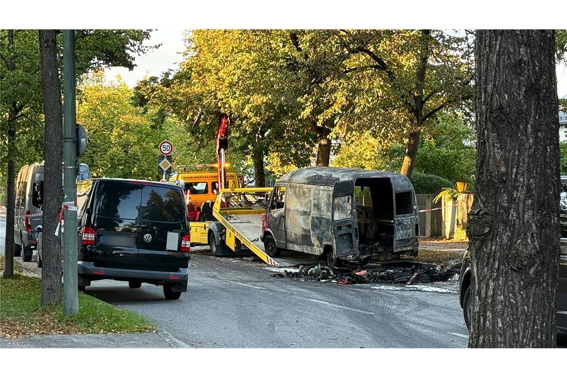 Ausnahmezustand in München: Was wir wissen und was nicht Mehrere Wagen gingen in Flammen auf.