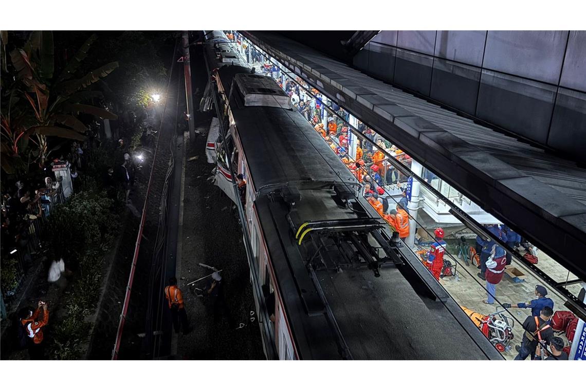 Mehrere Waggons wurden bei der Kollision beschädigt.