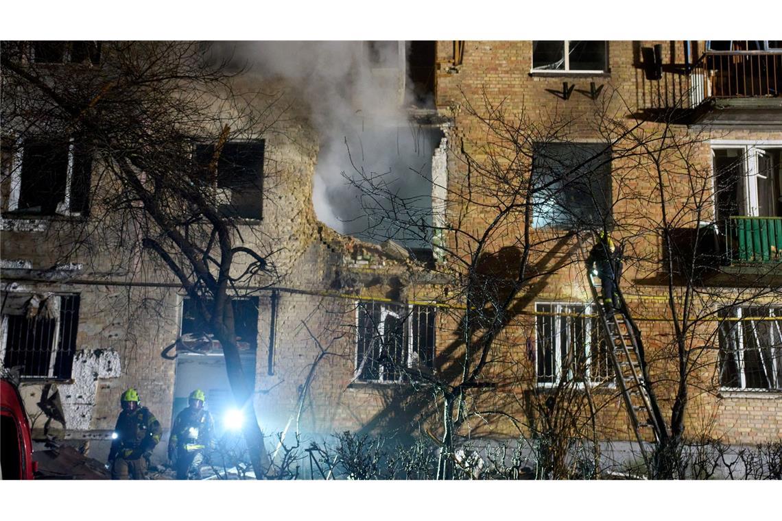 Neue Luftangriffe auf Kiew - Einschläge in Wohnhäusern